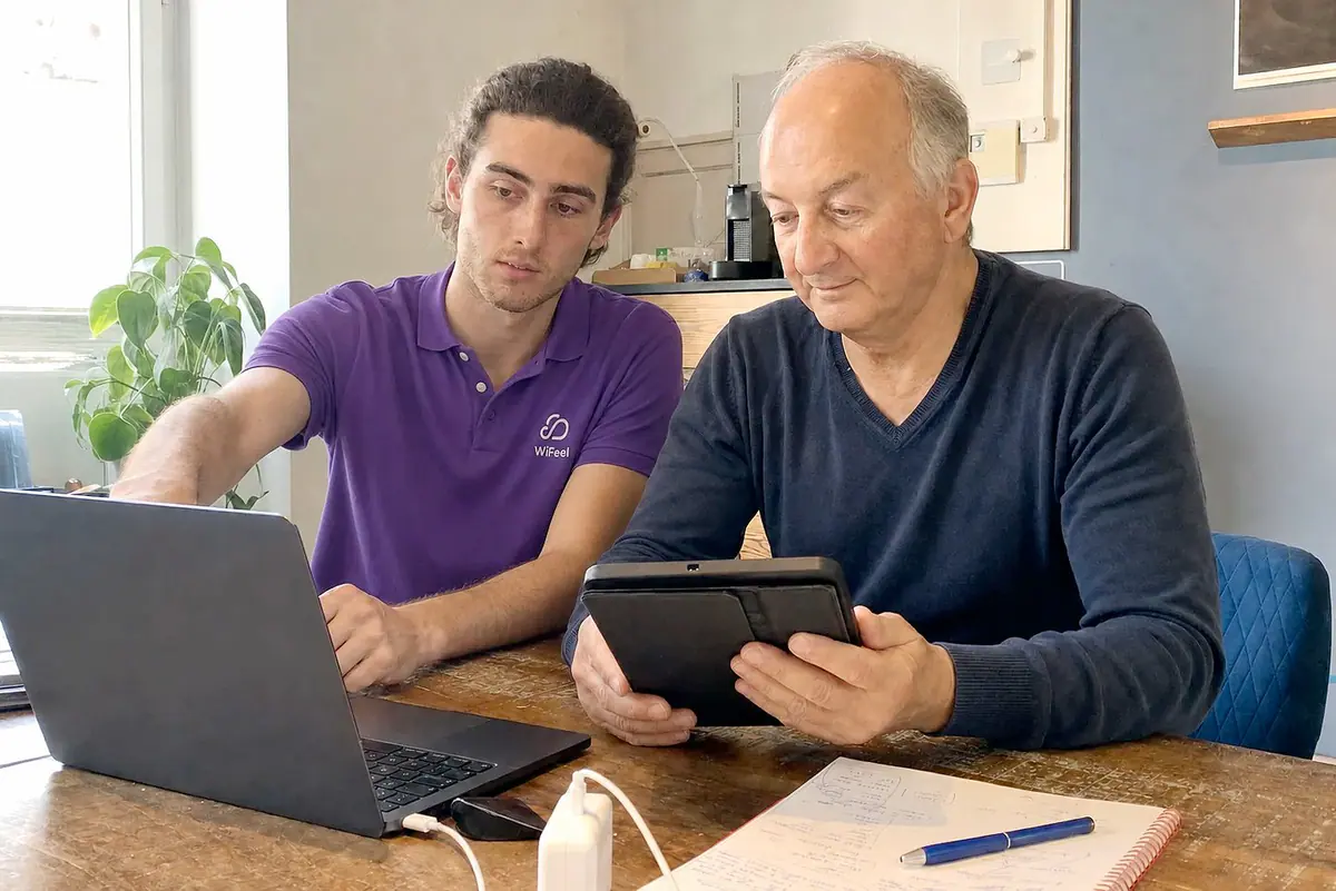 Conseiller WiFeel accompagnant un professionnel sur ses équipements